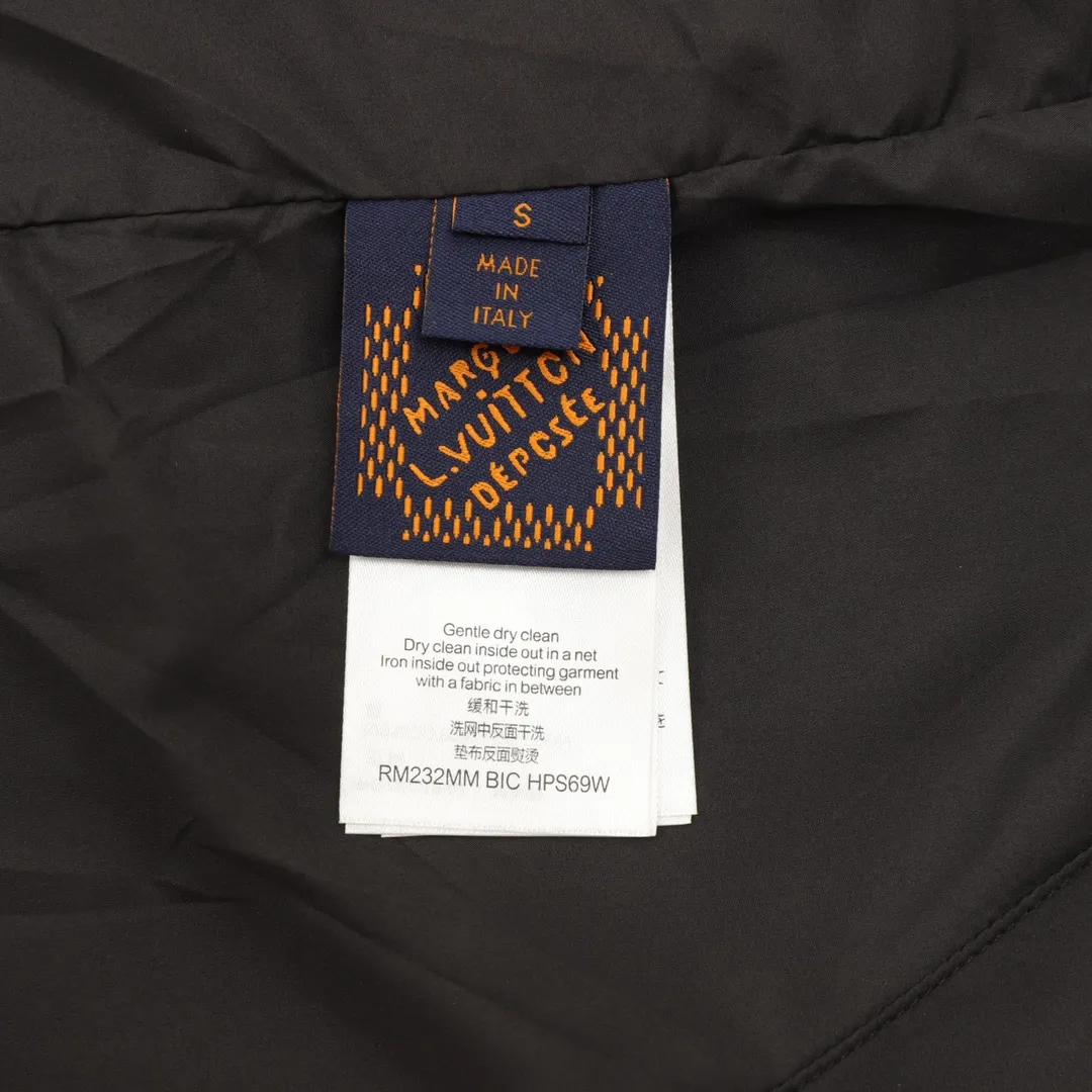 🅿️570 Louis Vuitton/Louis Vuitton All-over Printed Presbyopic Workwear Pocket Windbreaker Zipper Jacket Purchase the original version and have it printed immediately. The fabric is made of custom densely spun technical fabric that is light and thin, and the upper body is silky and breathable. Infrared positioning cutting, workwear-style windbreaker design, the upper body is invincible and versatile. All details are customized and developed, and all hardware and accessories are restored to ZP. Size：XS-L